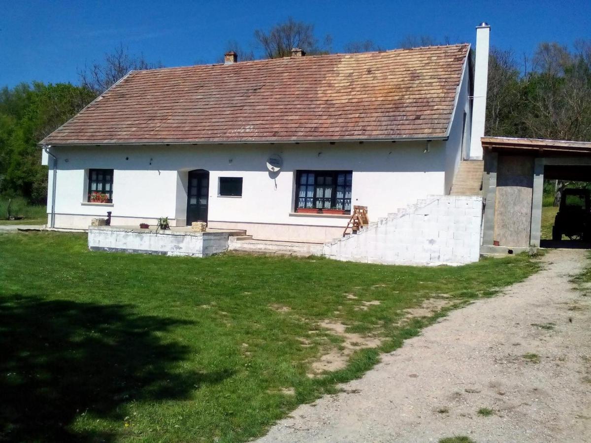 Gerecse Vendégház Sutto Kültér fotó